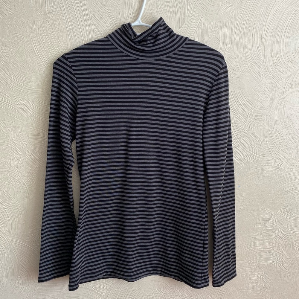 UNIQLO Gray Stripes Sweater Heattech Turtleneck Long Sleeves